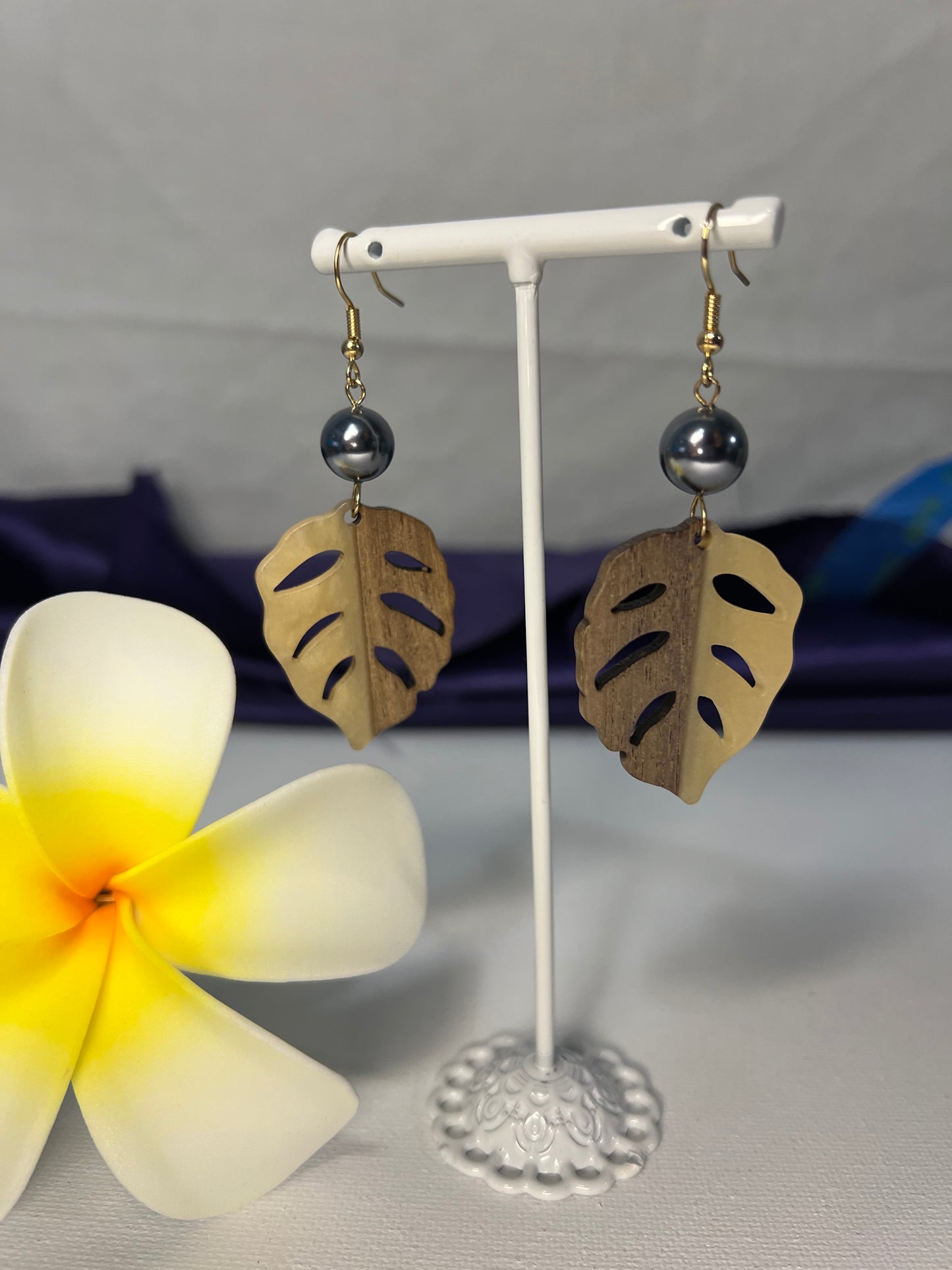 Monstera resin pearl wood earring